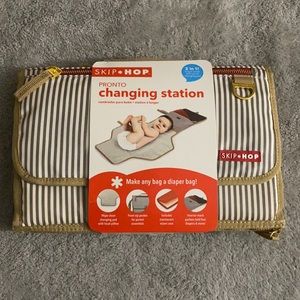 Baby portable changing station